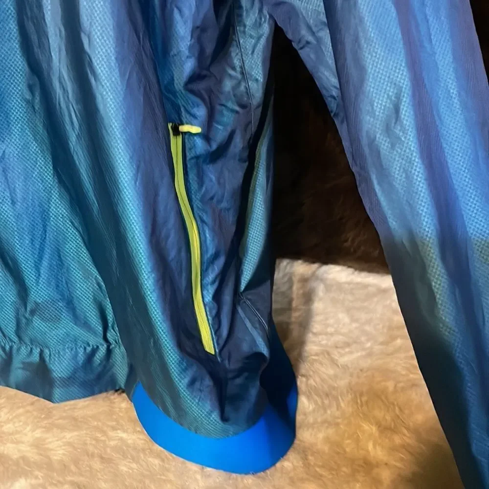 The north face windbreaker XL (4300)